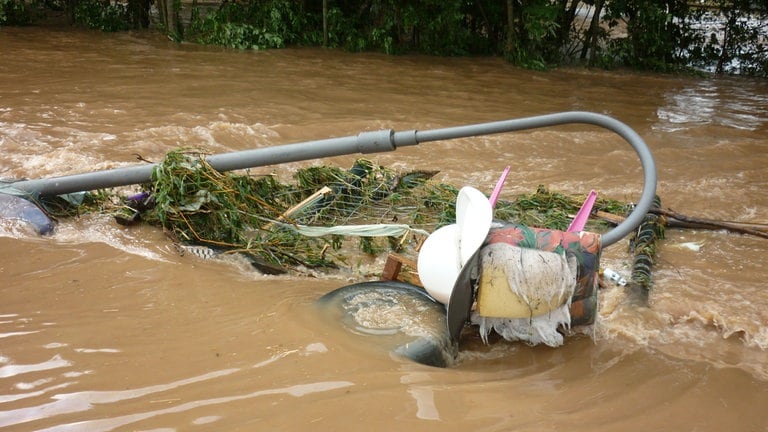 Bei der Flut 2021 hatte die Nims in der Eifel auch Straßenlaternen umgerissen.