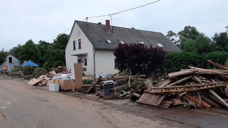 Sperrmüll nach der Flut 2021 in Messerich in der Eifel. 60 Häuser wurden überflutet und mussten ausgeräumt werden.