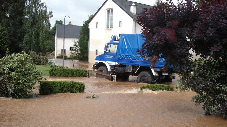 Ein Fahrzeug des THW hatte sich während der Flut in Messerich in der Eifel festgefahren. Drei Helfer gerieten in Lebensgefahr.