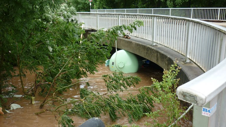 Bei der Flut 2021 hatten die Fluten der Nims in der Eifel einen Gastank mitgerissen. Er verkeilte sich unter einer Brücke.