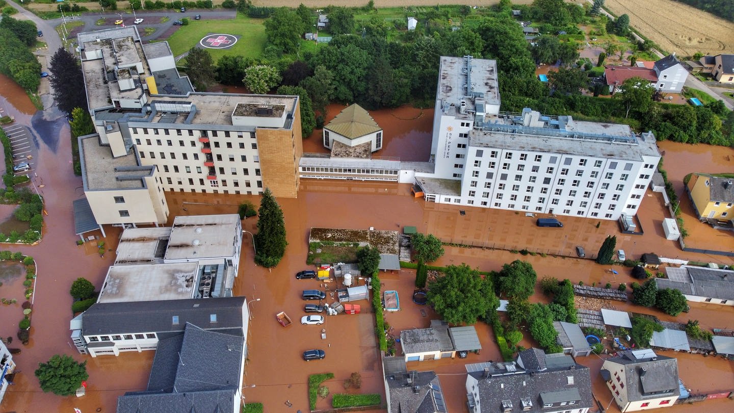Archivbild: Das Klinikum Mutterhaus in Trier-Ehrang stand bei der Flutkatastrophe unter Wasser. Viele Menschen in der Region treiben die Geschehnisse der Flut noch immer um.