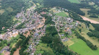 Ein Luftbild von Waxweiler im Eifelkreis Bitburg-Prüm nach der Flutkatastrophe 2021