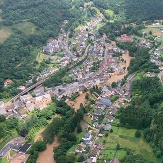 Ein Luftbild von Waxweiler im Eifelkreis Bitburg-Prüm nach der Flutkatastrophe 2021