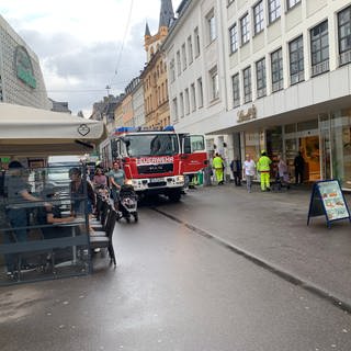 Feuerwehreinsatz in der Innenstadt von Trier. Aus einem MRT-Gerät ist Gas ausgetreten, die Praxis wurde evakuiert.