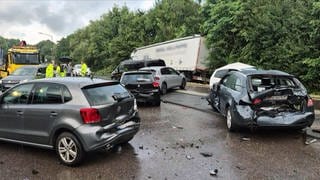 Lkw-Karambolage in der Loebstrasse in Trier. Ein Lkw ist am Morgen im Norden Triers in mehrere geparkte Autos gefahren. 