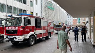Feuerwehrwagen in der Trierer Innenstadt. Aus einer radiologischen Praxis ist am Morgen etwas Gas ausgetreten. Routinemäßig wurde ein MRT gewartet. Doch Passanten hielten das Gas für die Folge eines Wohnungsbrandes.