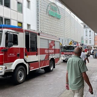 Feuerwehrwagen in der Trierer Innenstadt. Aus einer radiologischen Praxis ist am Morgen etwas Gas ausgetreten. Routinemäßig wurde ein MRT gewartet. Doch Passanten hielten das Gas für die Folge eines Wohnungsbrandes.
