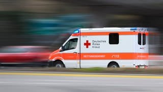 Ein Rettungswagen fährt mit Blaulicht zu einem Einsatz. Bei einem Herzstillstand sollte der Notarzt innerhalb von acht Minuten vor Ort sein. In der Region Trier dauert das oft deutlich länger. 