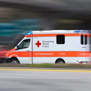 Ein Rettungswagen fährt mit Blaulicht zu einem Einsatz. Bei einem Herzstillstand sollte der Notarzt innerhalb von acht Minuten vor Ort sein. In der Region Trier dauert das oft deutlich länger. 