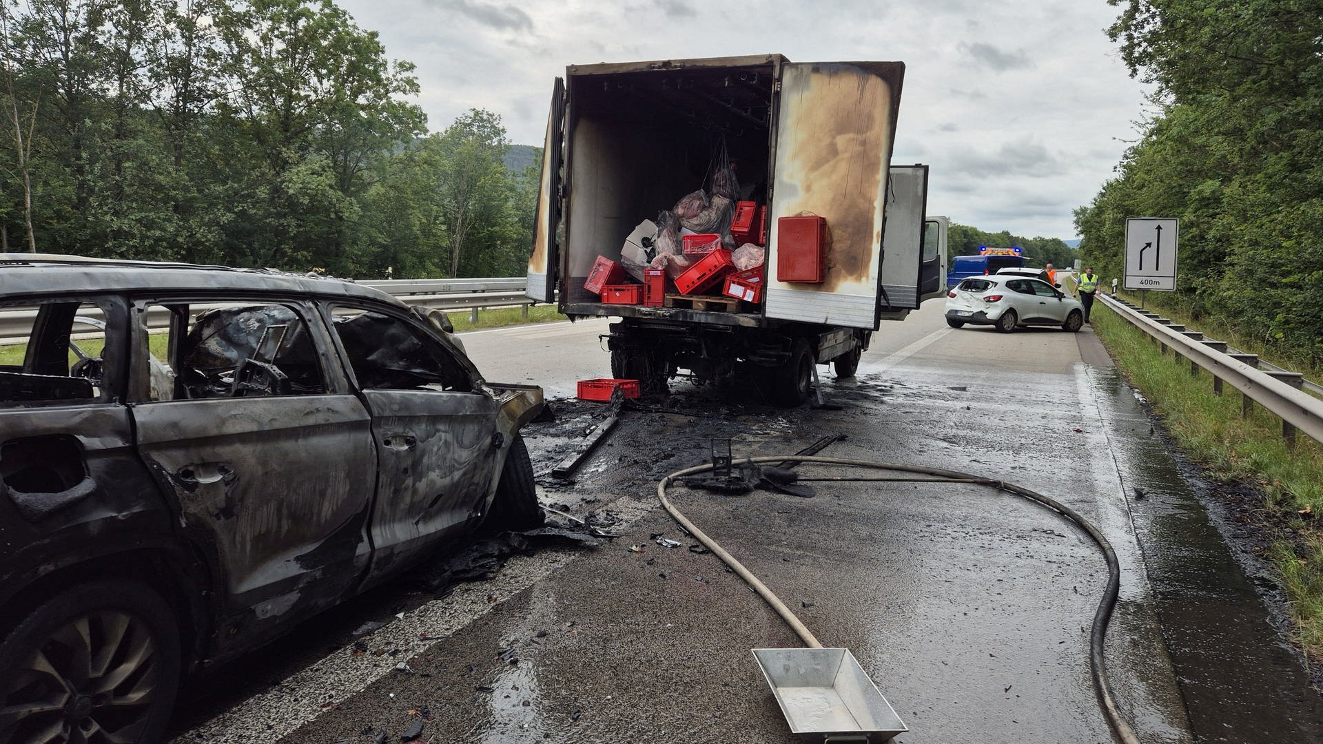 Auto und Lastwagen auf der A1 bei Salmtal in Brand geraten