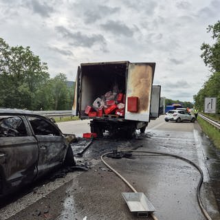 Bei einem Unfall auf der A1 zwischen Salmtal und Föhren haben zwei Fahrzeuge Feuer gefangen
