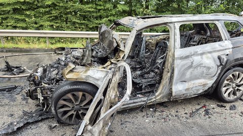 Ein Auto ist bei einem Unfall auf der A1 zwischen Salmtal und Föhren völlig ausgebrannt