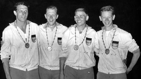 Bernd Cullmann (rechts) freut sich mit seinen Staffelpartnern über die Goldmedaille bei den Olympischen Spielen in Rom 1960.