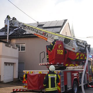 Beim Brand eines Einfamilienhauses sind in Tawern zwei Menschen verletzt worden.