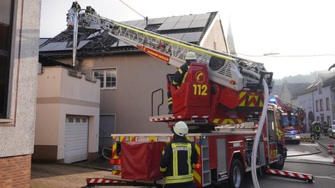 In Tawern im Kreis Trier-Saarburg brannte am Montagmorgen ein Einfamilienhaus. Laut Polizei waren mehrere Feuerwehreinheiten im Einsatz.