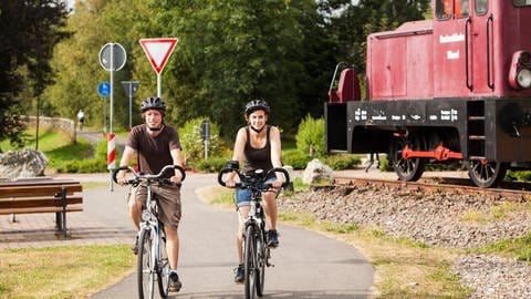 Auf der 48 Kilometer langen Tour begibt man sich von Ruwer über Waldrach und Kell am See auf die Spuren der Hochwaldbahn.