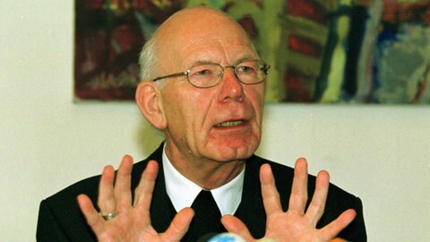 Der ehemalige Trierer Bischof Hermann-Josef Spital in einer Pressekonferenz im Jahr 1999.