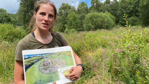 Leonie Hebermehl von der Stiftung Natur und Umwelt Rheinland-Pfalz leitet das Projekt zur Vernässung des 20 Hektar großen Moors. Sie schult auch die Freiwilligen.