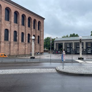 Auf dem Vorplatz der Basilika in Trier kam es zum Streit zwischen mehreren Personen.