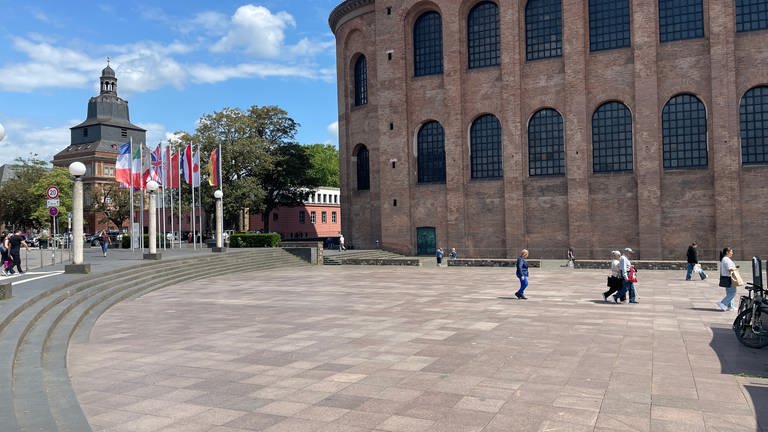 Der Basilikavorplatz in Trier ist komplett mit dunklem Pflaster versiegelt.