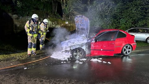Das Auto in Lissendorf geriet wohl wegen eines technischen Defekts in Brand.