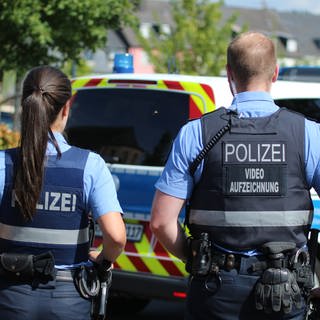 Eine Frau hat in der Trierer Innenstadt geschlagen und Passanten haben die Polizei gerufen.