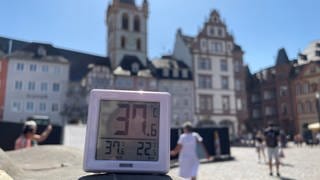 37 Grad auf dem Hauptmarkt in Trier: Hier brennt die Sonne gnadenlos. Ein schattiges Plätzchen ist hier Gold wert!