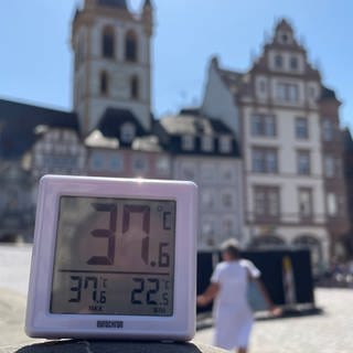 37 Grad auf dem Hauptmarkt in Trier: Hier brennt die Sonne gnadenlos. Ein schattiges Plätzchen ist hier Gold wert!