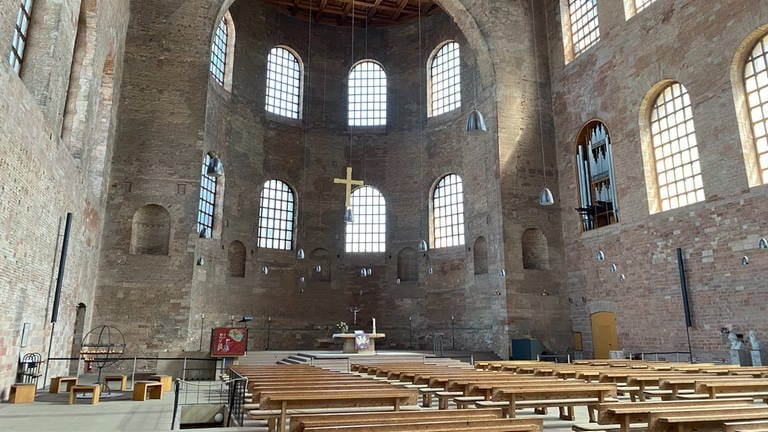 Die Konstantin-Basilika in Trier bietet an heißen Tagen eine angenehme Temperatur. In der ehemaligen römischen Palastaula sind es 28 Grad.