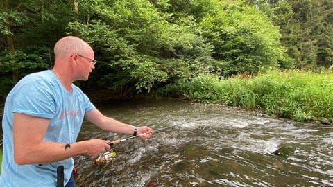 Joachim Colles hat nach zwölf Jahren seine Pacht am Gaybach aufgegeben und angelt jetzt an der Nims. Hier sei die Welt noch in Ordnung.