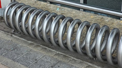 In Idar-Oberstein hat sich ein Kind in einem Fahrradständer eingeklemmt