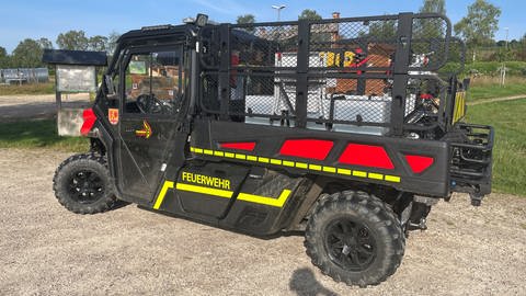 Das Spezialfahrzeug kann nicht nur bei Rettungseinsätzen von Menschen helfen, sondern auch bei der Bekämpfung von Wald- und Flächenbränden. Im Hunsrück haben sich die Wanderunfälle im Vergleich zum vergangenen Jahr bisher mehr als verdoppelt. Für die Feuerwehr ist das eine Herausforderung.