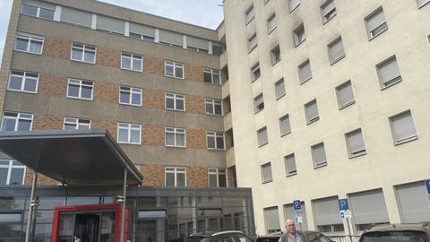 Eingang Krankenhaus Hermeskeil - Im St. Josef Krankenhaus gibt es offiziell keine Notaufnahme mehr. Übergangsweise sollen sich dort Patienten mit einem Notfall dort dennoch hinwenden können. Die Menschen im Hochwald sorgen sich trotzdem um ihre medizinsiche Versorgung