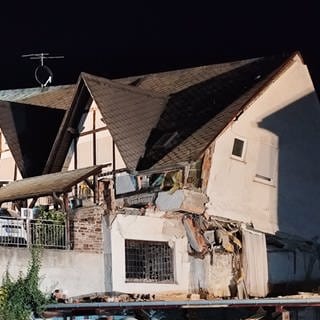 In Kröv an der mosel ist ein Hotel eingestürzt. Mehrere Menschen sollen unter den Trümmern liegen.