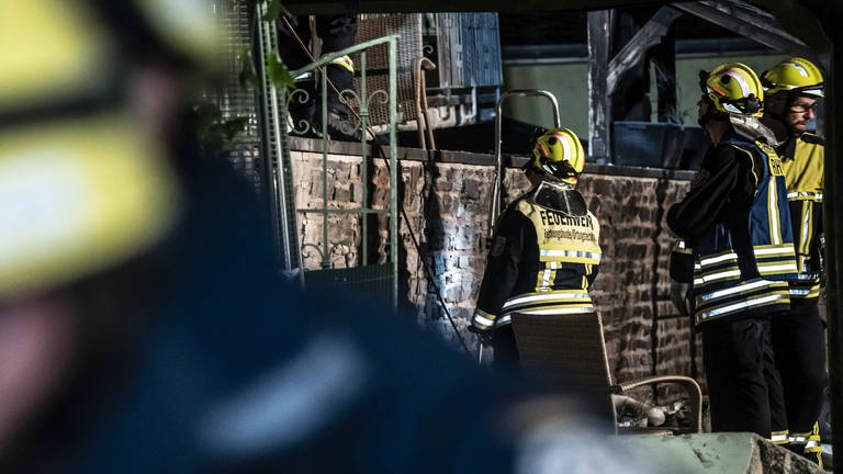 Im Ferienort Kröv an der Mosel suchen Rettungskräfte nach verschütteten Menschen.