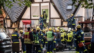 Nach dem Hoteleinsturz in Kröv haben Rettungskräfte in den Trümmern einen Toten geortet. Weitere Menschen sind noch verschüttet.