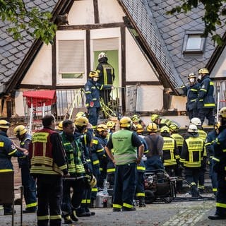 Nach dem Hoteleinsturz in Kröv haben Rettungskräfte in den Trümmern einen Toten geortet. Weitere Menschen sind noch verschüttet.