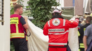 Rettungskräfte versuchen seit Stunden, eine Frau aus den Trümmern des eingestürzten Hotels in Kröv zu befreien.