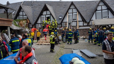 Nachdem Einsturz eines Hotels im Mosel-Ort Kröv läuft dort weiterhin die Rettung der letzten Überlebenden. Die Frau ist unter den Trümmern eingeklemmt.