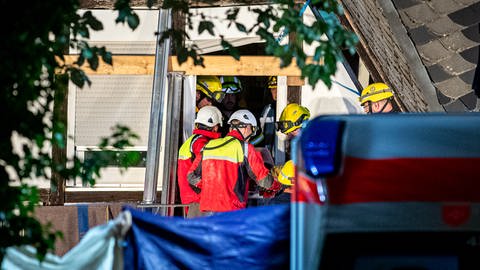 Einsatzkräfte haben am Mittwochabend eine verschüttete Frau aus den Hoteltrümmern in Kröv geborgen.