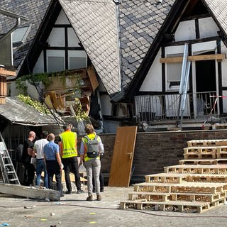 Gutachter sind beim eingestürzten Hotel in Kröv eingetroffen