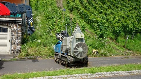 Unfall mit Weinbergsraupe in Zeltingen-Rachtig