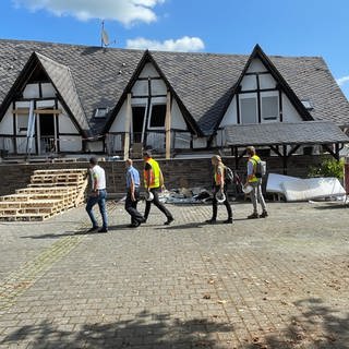 Nach dem Einsturz eines Hotels in Kröv sollen die Abrissarbeiten am Gebäude beginnen.