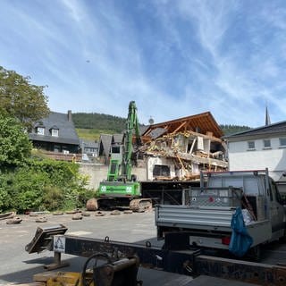 Ein Bagger reisst in Kröv einen Teil des Hotels nach dem Einsturz ab. 