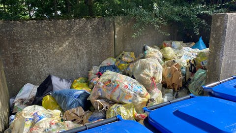 Unzählige lose Müllbeutel stapeln sich in dieser Nische in der Gerolsteiner Siedlung "Am Rasbach".