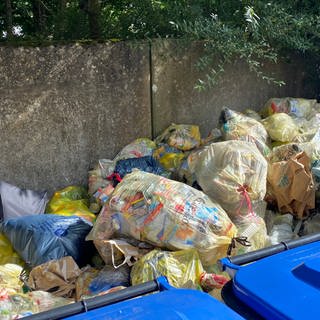 Unzählige lose Müllbeutel stapeln sich in dieser Nische in der Gerolsteiner Siedlung "Am Rasbach".