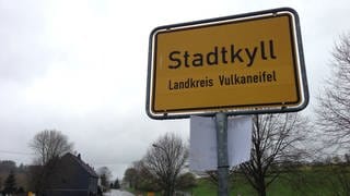 Ortsschild Stadtkyll - Unbekannte Täter sind in die Leichenhalle in Stadtkyll eingebrochen. 