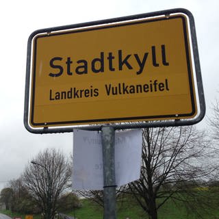 Ortsschild Stadtkyll - Unbekannte Täter sind in die Leichenhalle in Stadtkyll eingebrochen. 