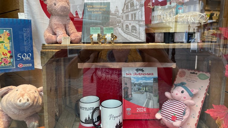 Das Schaufenster der Wittlicher Buchhandlung ist passend zur Säubrennerkirmes dekoriert