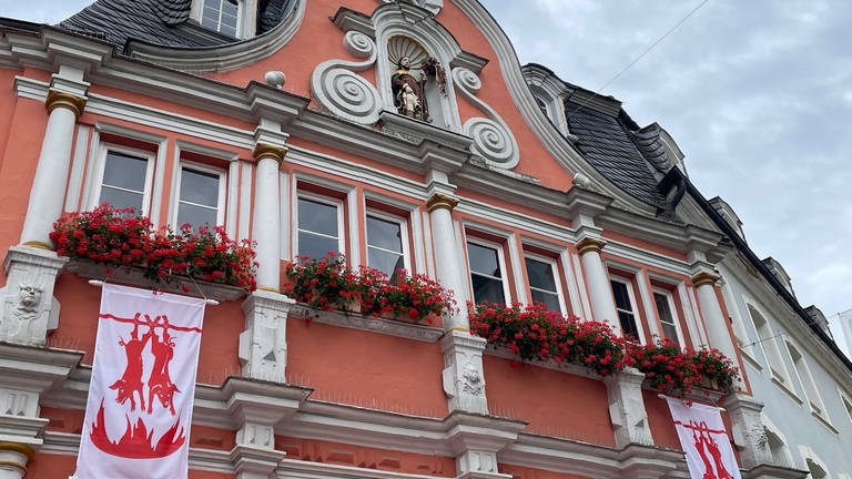 Das alte Rathaus Wittlich ist für die Säubrennerkirmes geschmückt